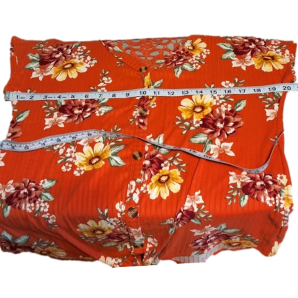 Upgrade Your Wardrobe with the Bobbie Brooks Floral Blouse, Size Medium - Picture 7 of 12
